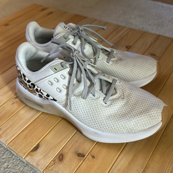 Women’s Nike runners - Picture 1 of 6